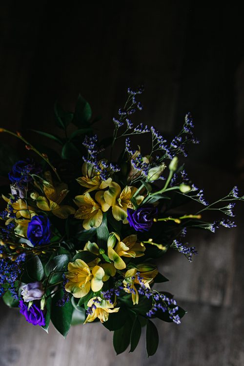 Bouquet de fleurs jaunes et mauves